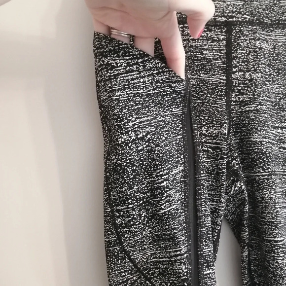Lululemon Pace Perfect 25" Leggings with Mesh Cutouts in Air Time White Black 10 - Picture 8 of 16